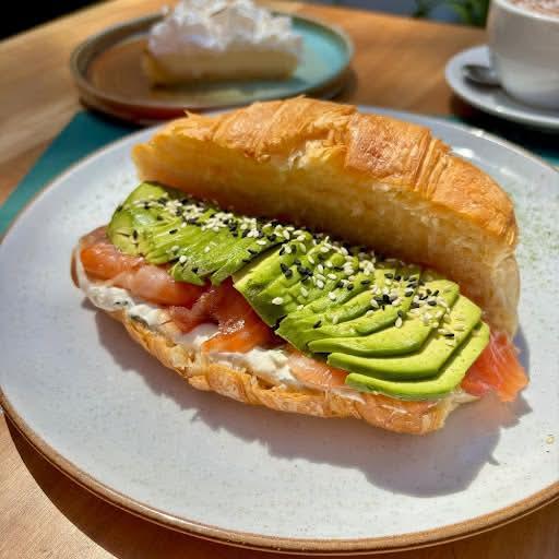 Croissant saumon fumé, fromage frais & avocat