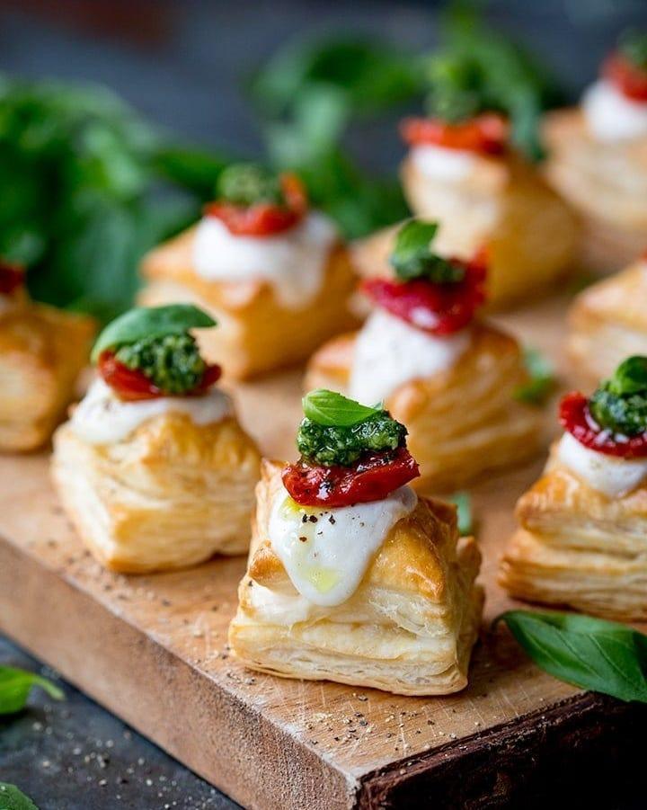 Mini feuilletés tomate, mozzarella & basilic
